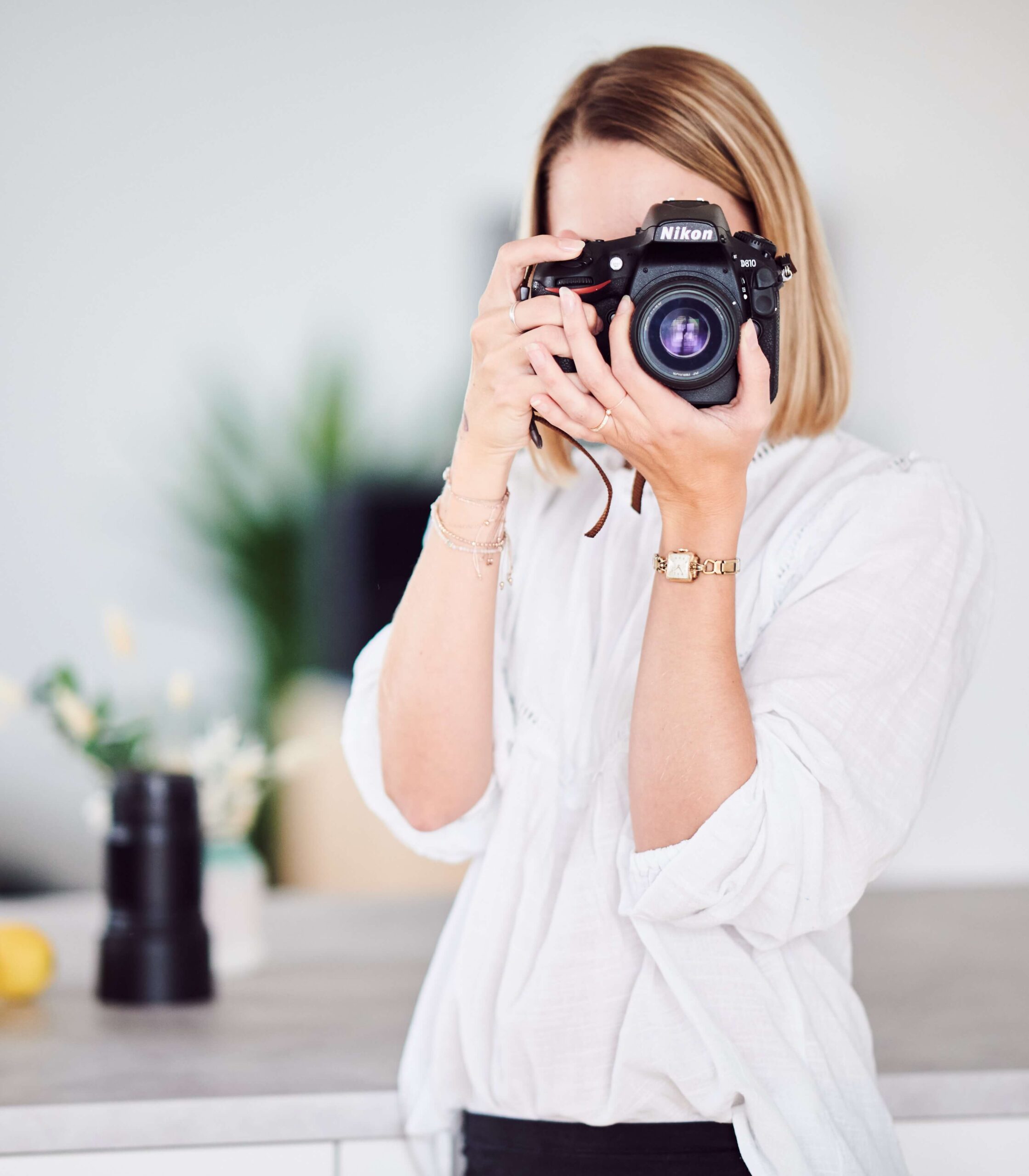 Fotografin Cornelia mit Kamera Fotografie Kurs