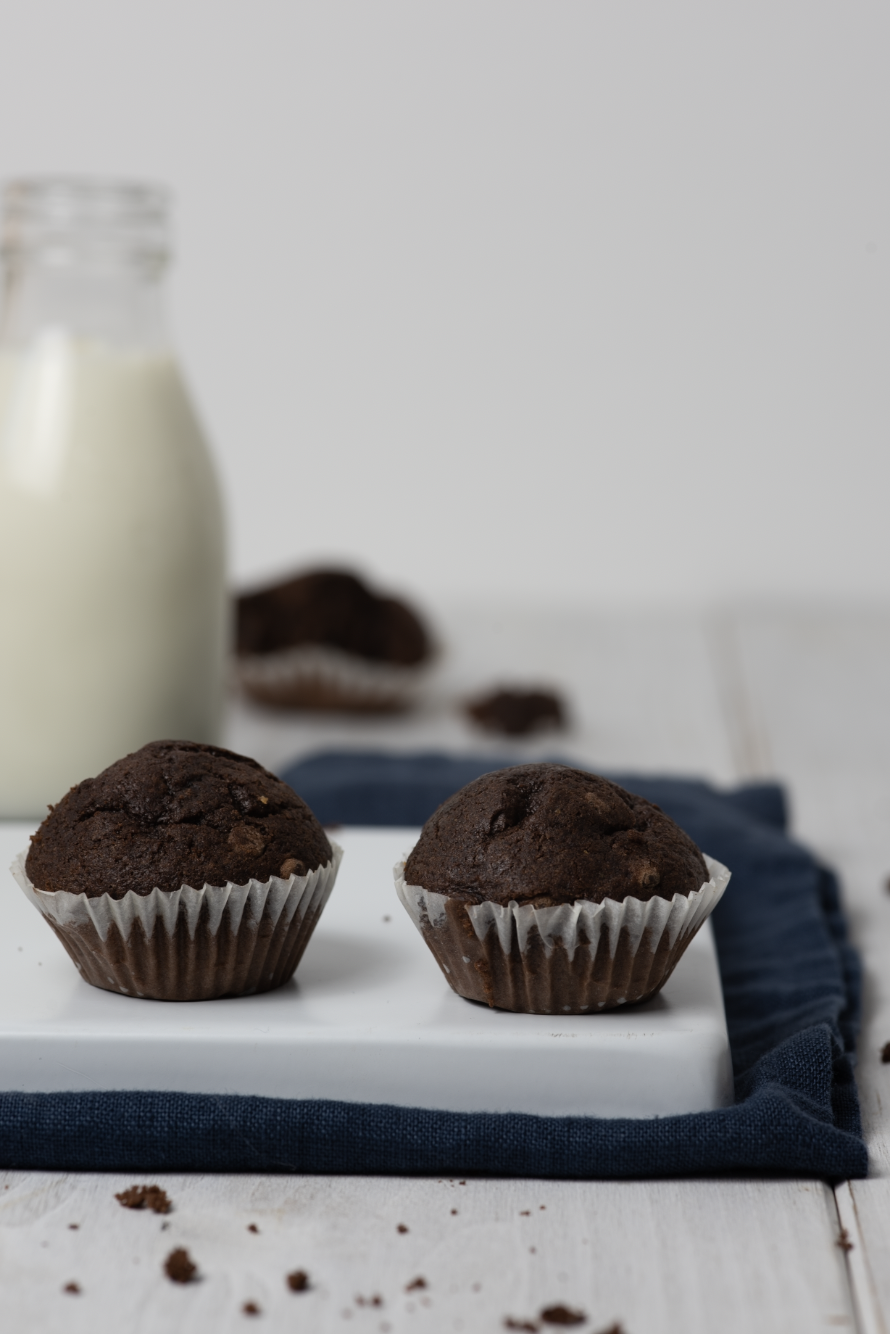 Chocolate Muffins mit weißem Hintergrund und blauem Tuch