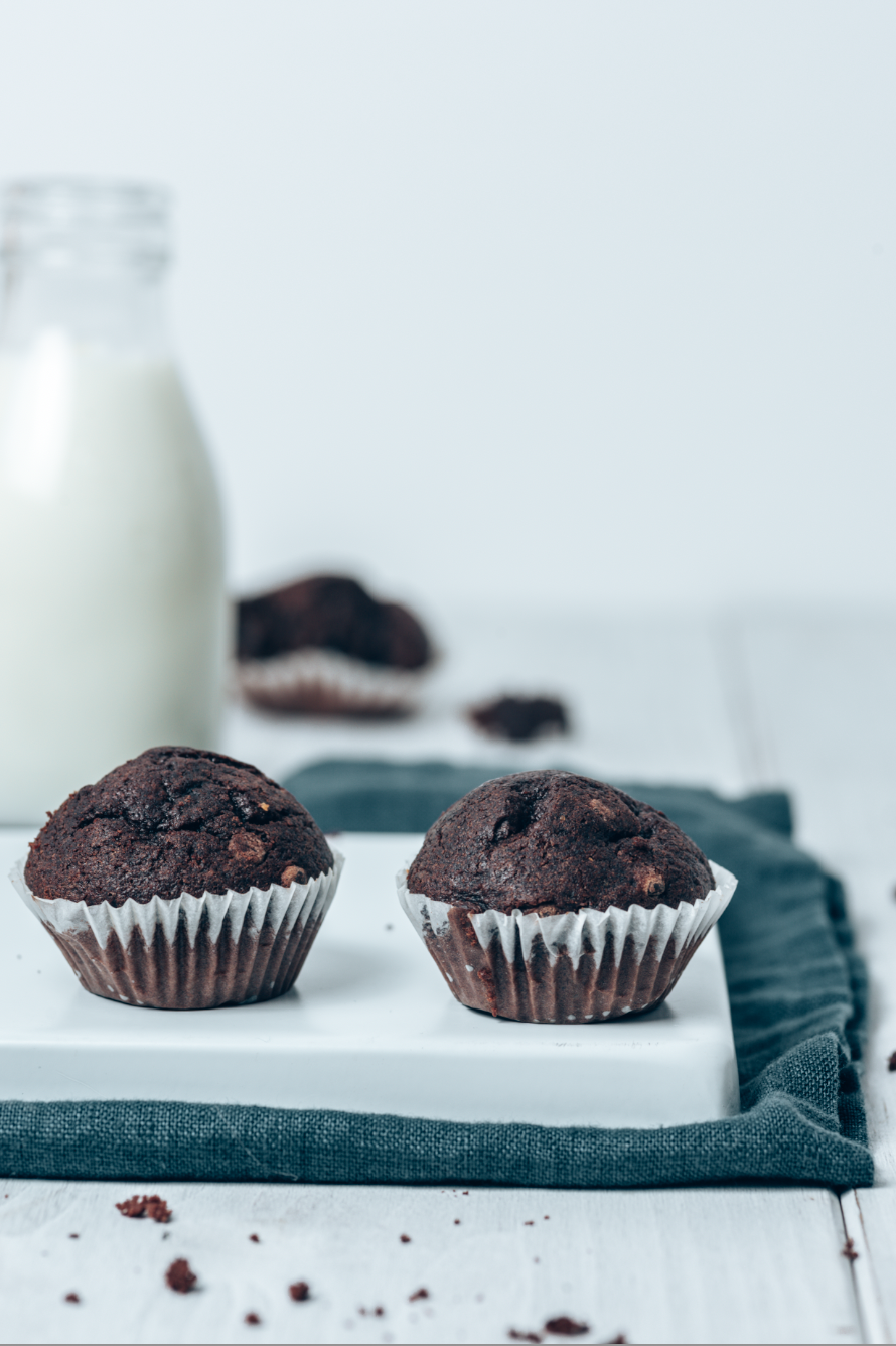 Chocolate Muffins mit weißem Hintergrund und blauem Tuch