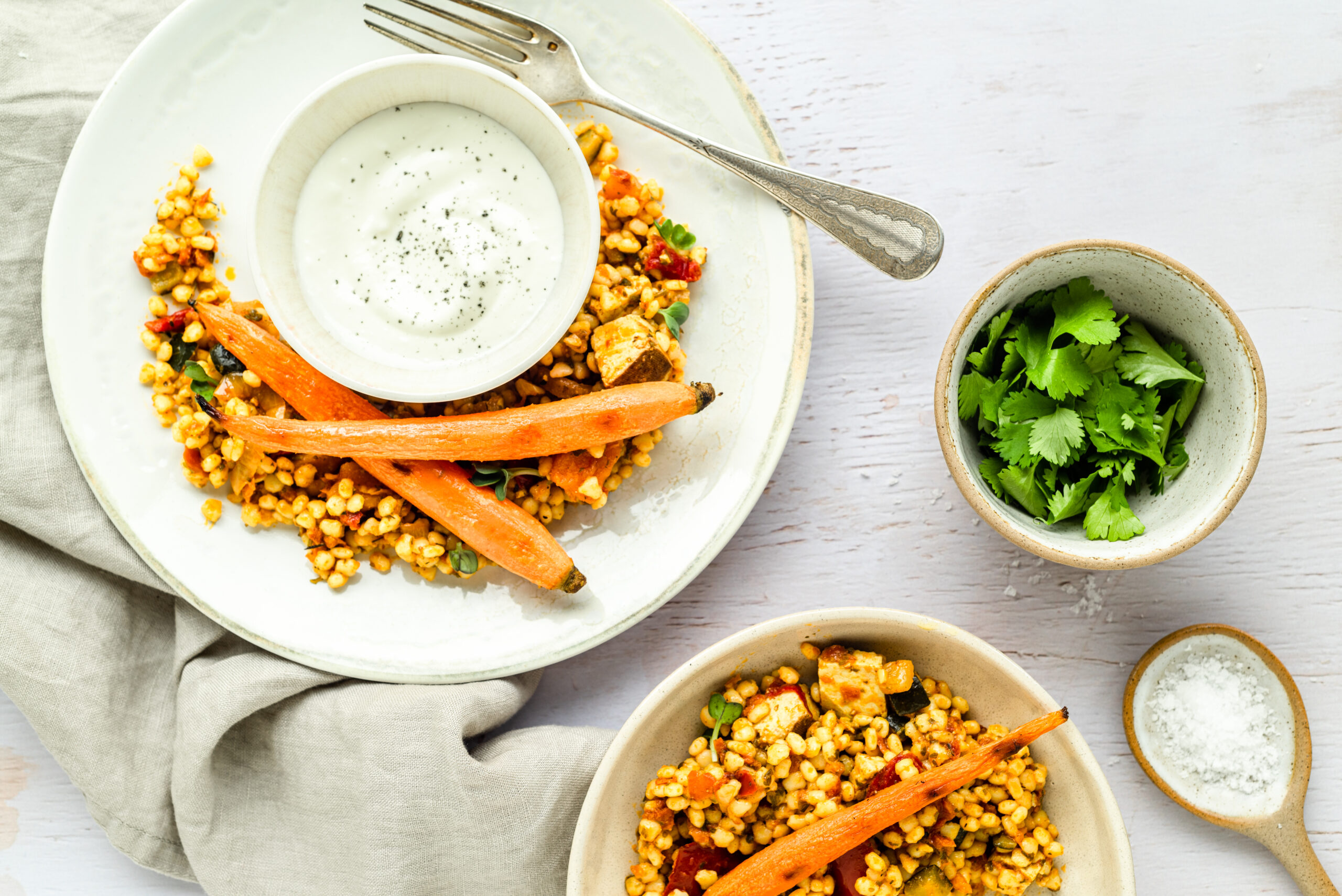 Mediterraner Salat mit geröteten Möhren - Light & Bright Foto - helle Food Fotografie