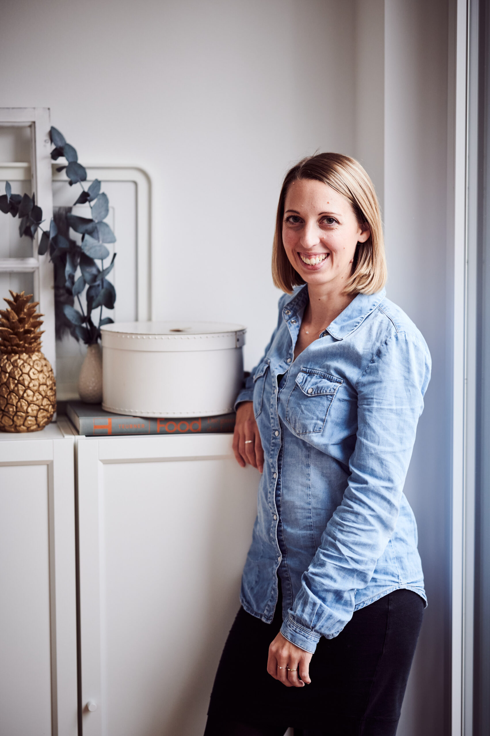 Cornelia vom Food Foto Campus stehend vor einem weißen Kasten