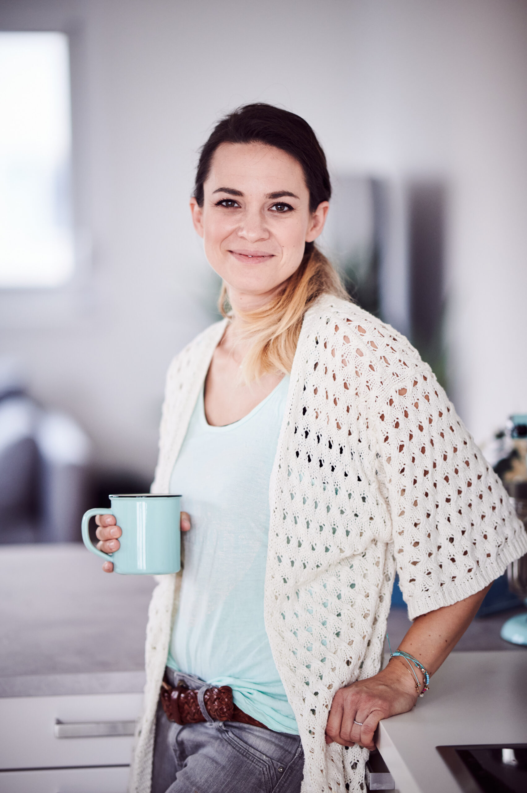 Mariella beim Kaffee Trinken