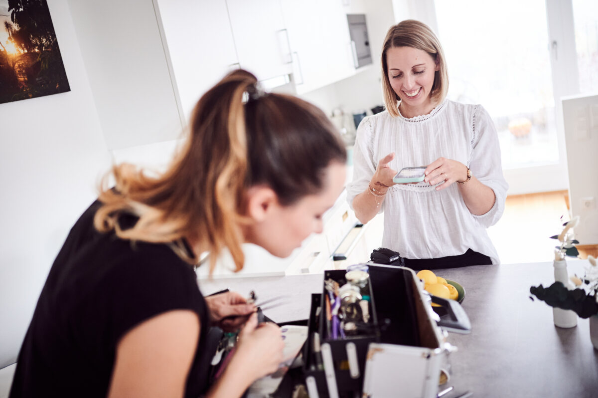 Mariella und Cornelia vom Food Foto Campus beim Fotografieren und Stylen in der Küche