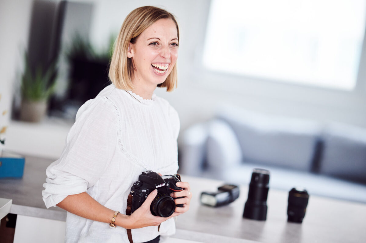 Food Fotografin Cornelia mit Ihrer Kamera in der Hand