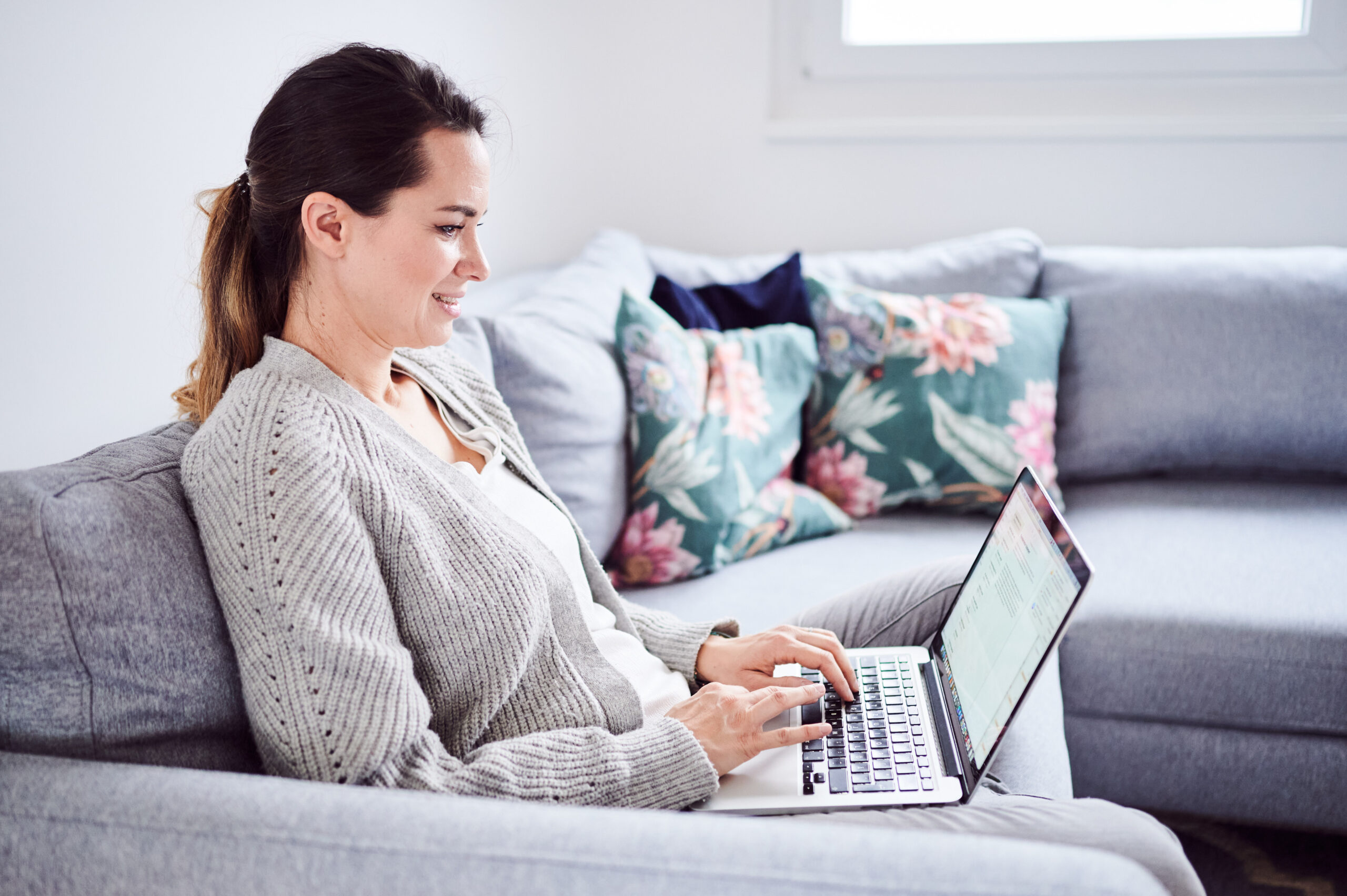 Mariella auf der Couch beim Bearbeiten der Bilder mithilfe von Presets