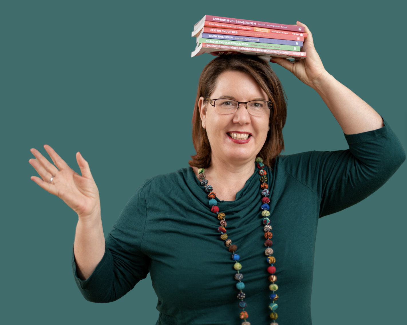 Claudia Nichterl mit Bücher auf ihrem Kopf