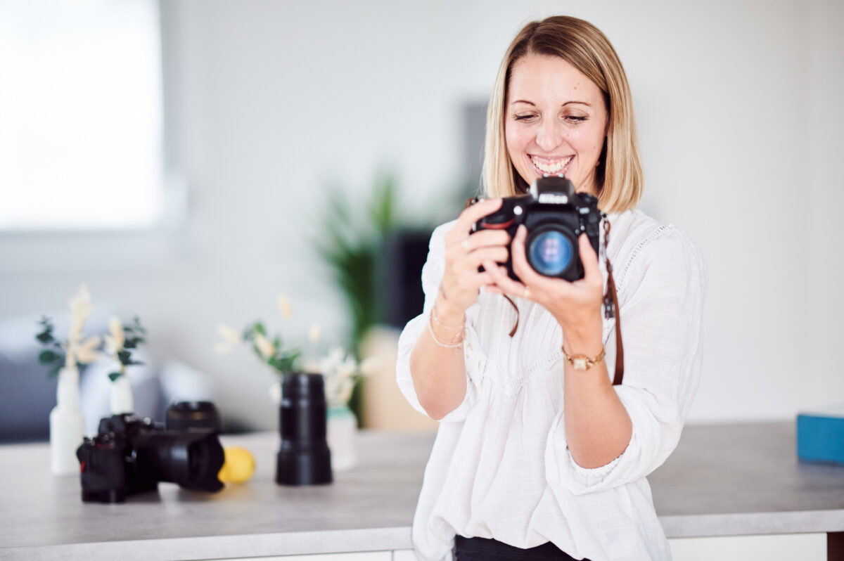 Food Fotografin Cornelia mit ihrer Kamera in der Hand