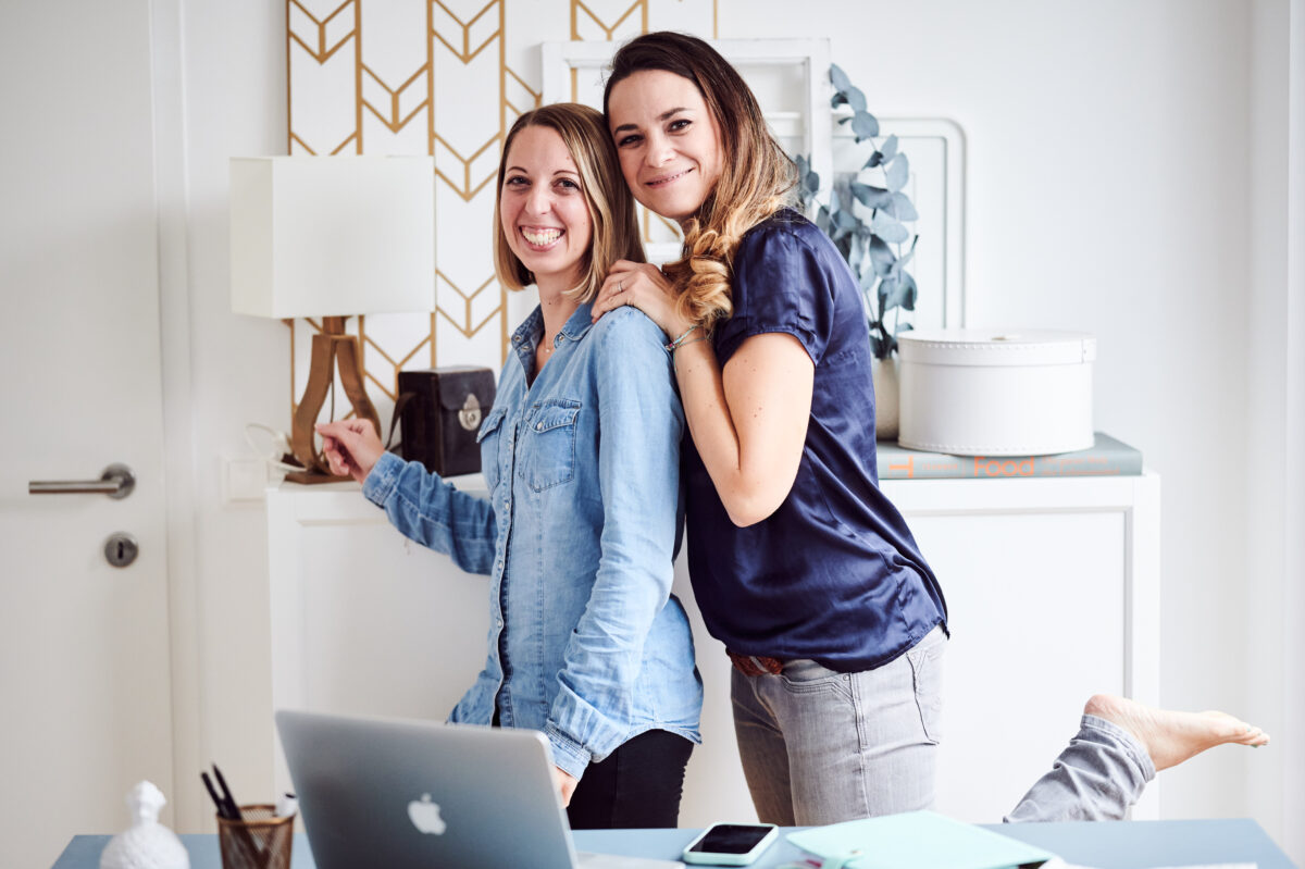 Food Fotografin Cornelia und Food Stylistin Mariella an den Schultern angelehnt