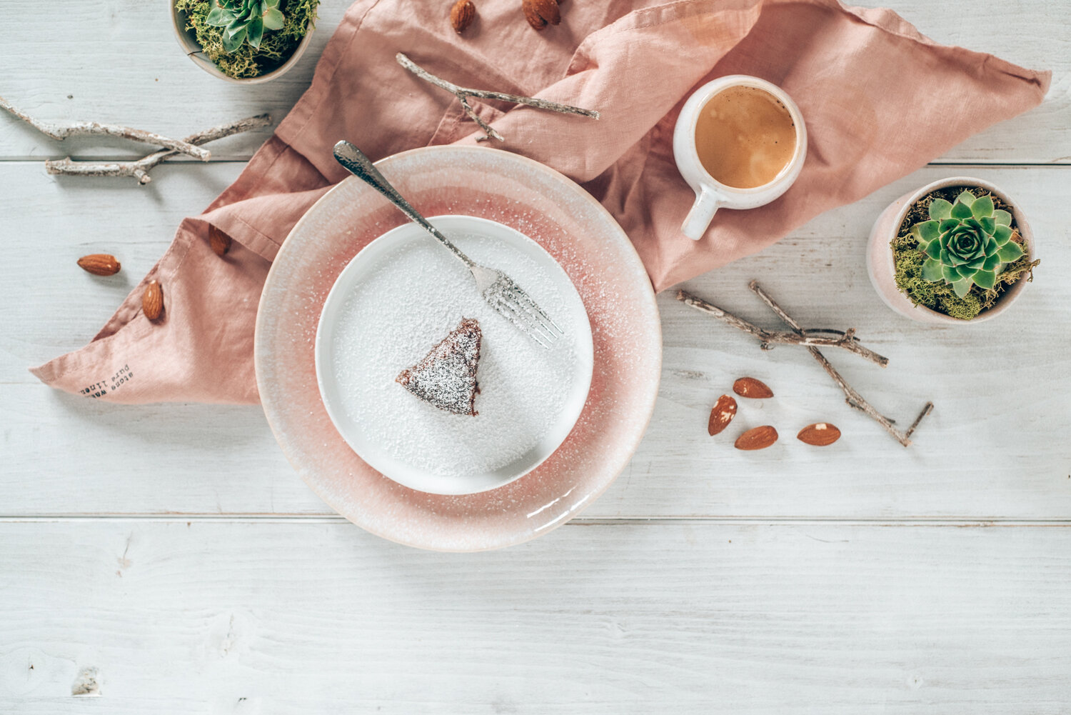 Rosa Set Styling mit Kuchen und Kaffee