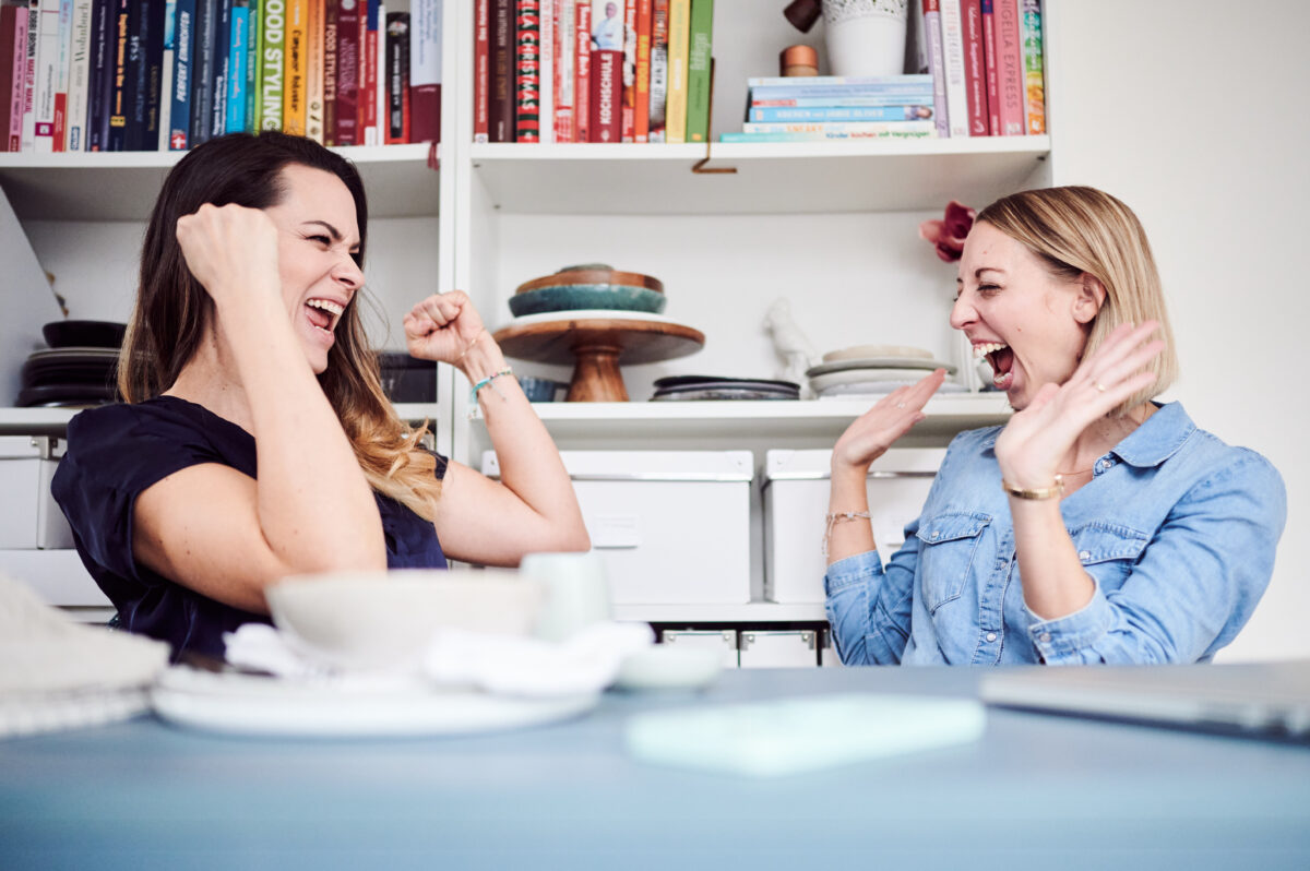 Mariella und Cornelia freuen sich über 1 Jahr Food Foto Campus