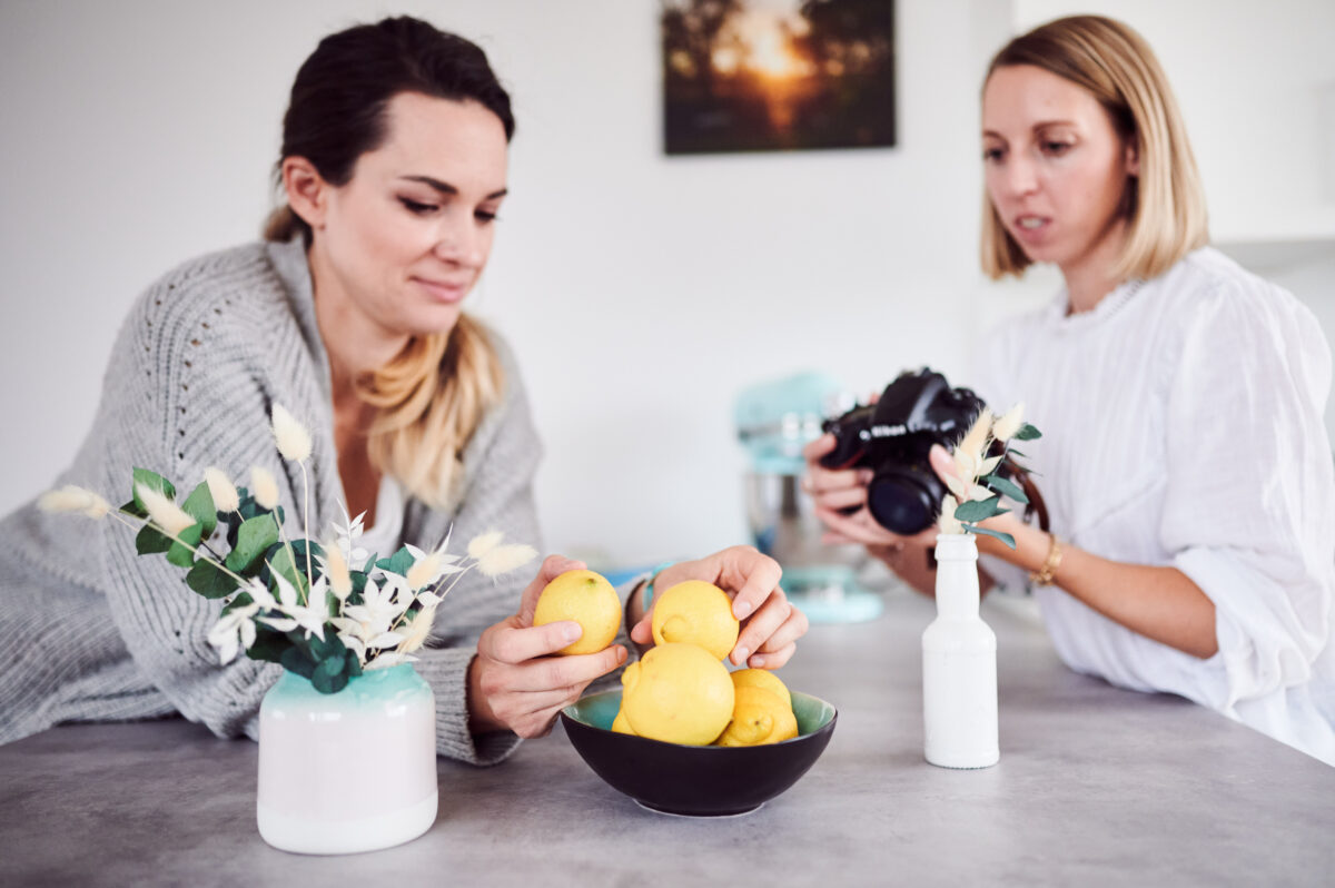 Food Fotografin und Food Stylistin mit Zitronen in der Hand