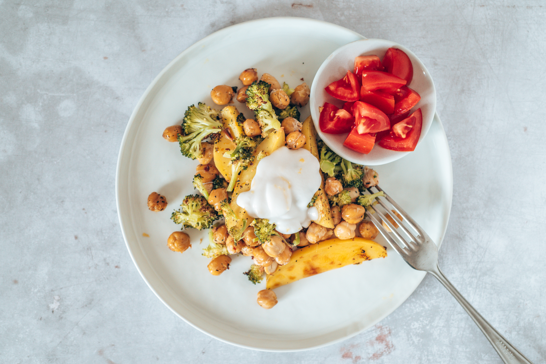 Ofenkartoffeln mit Kichererbsen, Tomaten in weißer Sauce