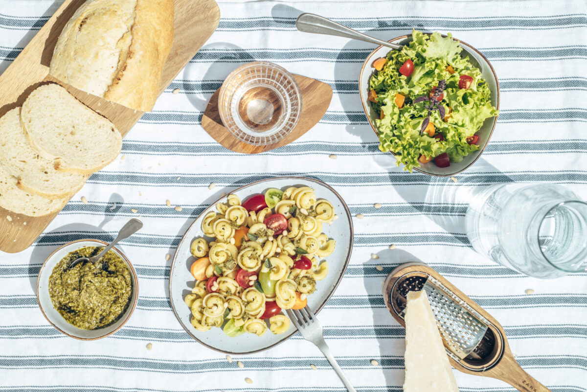 Pasta mit Brot und Salat im Sommer fotografiert