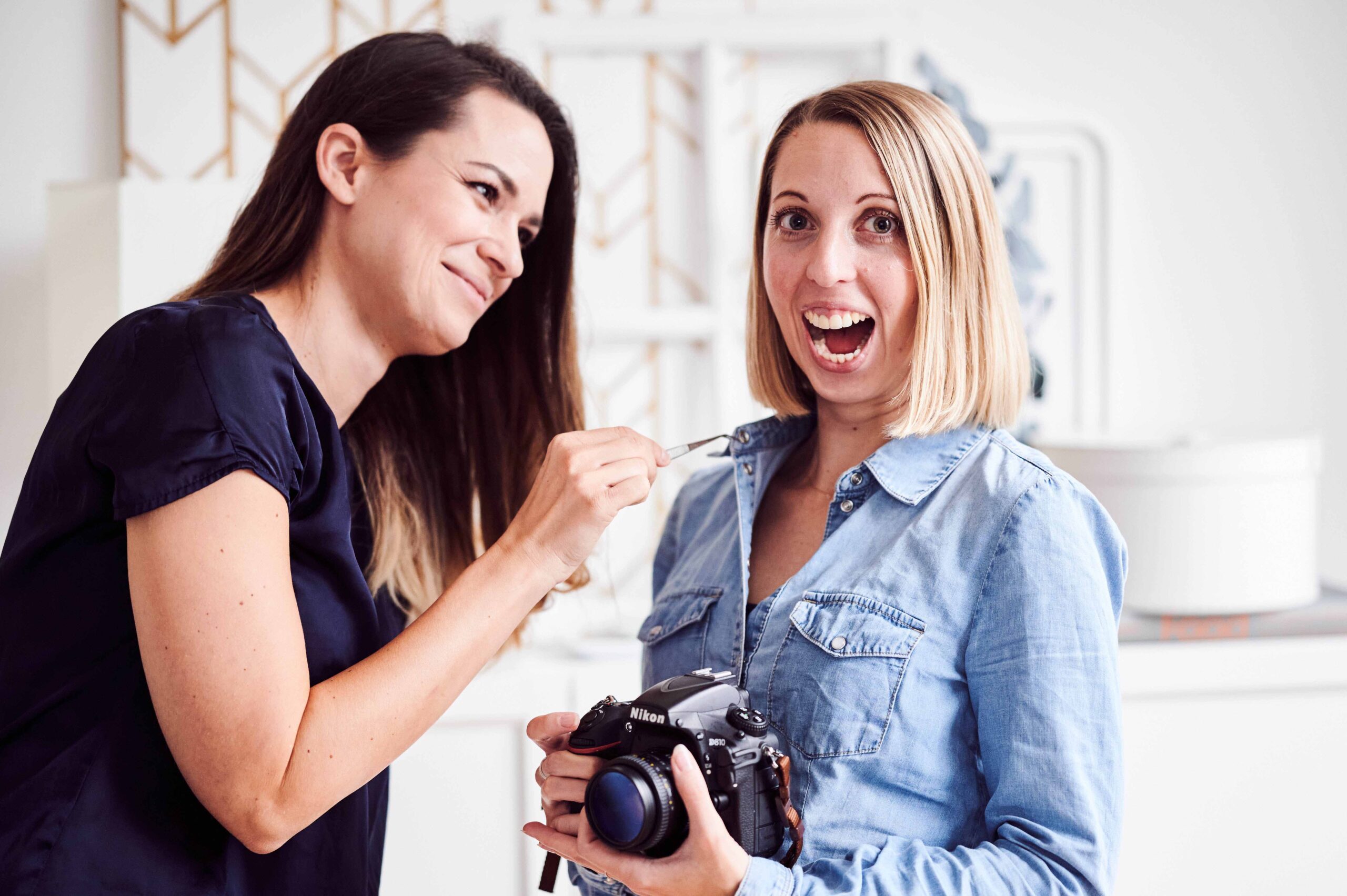 Food Stylistin Mariella und Food Fotografin Cornelia beim Herumalbern