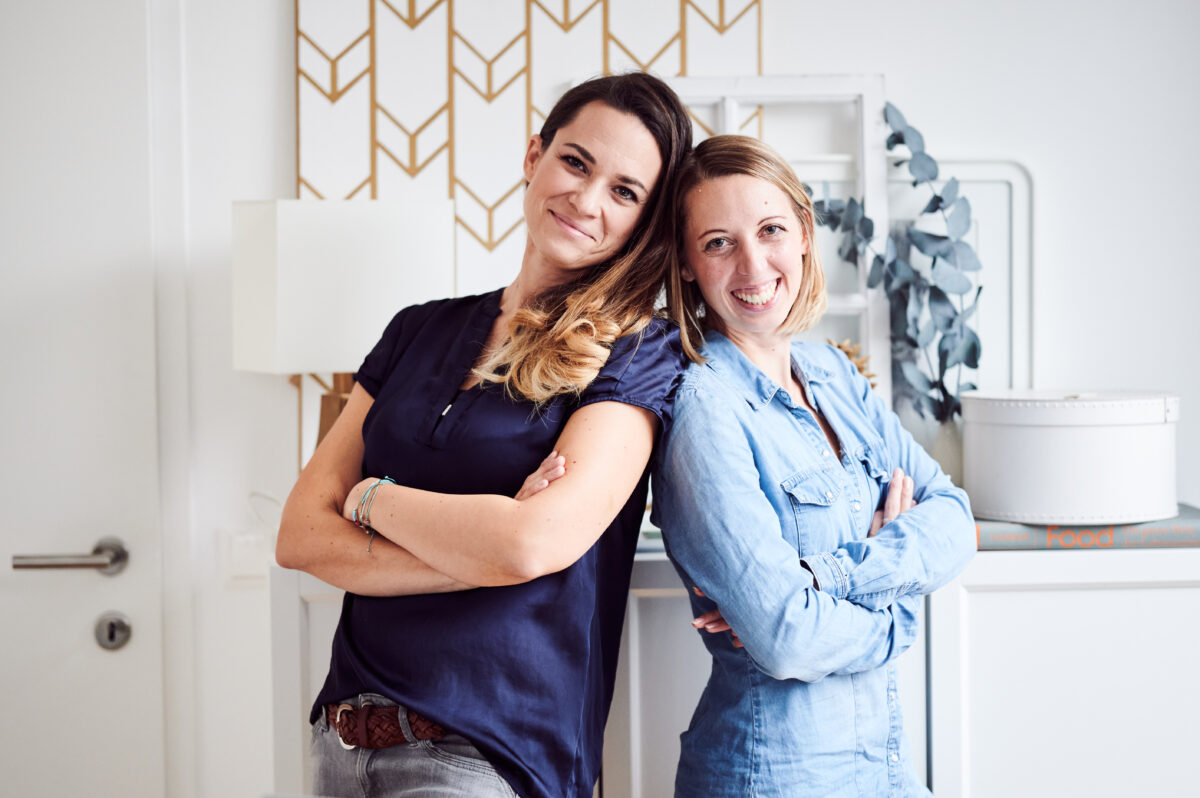 Mariella und Cornelia vom Food Foto Campus stehen Schulter an Schulter