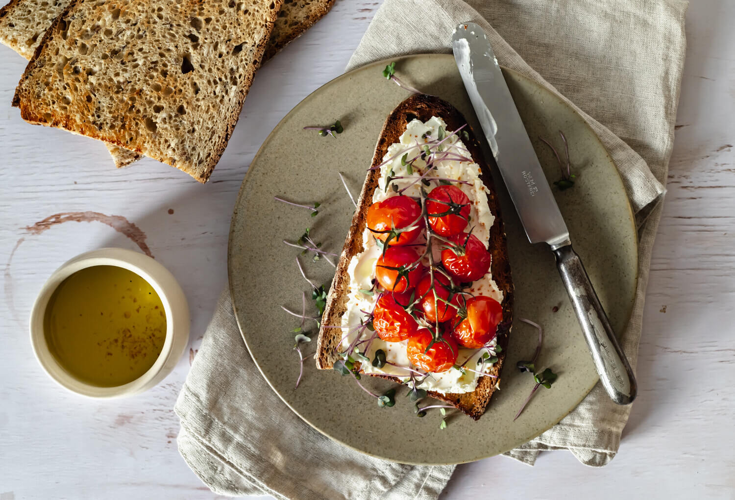 gestyltes Food Foto Brot mit Tomaten