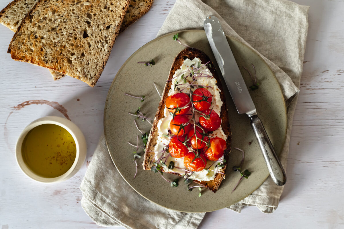 Brot mit Tomaten auf hellem Untergrund