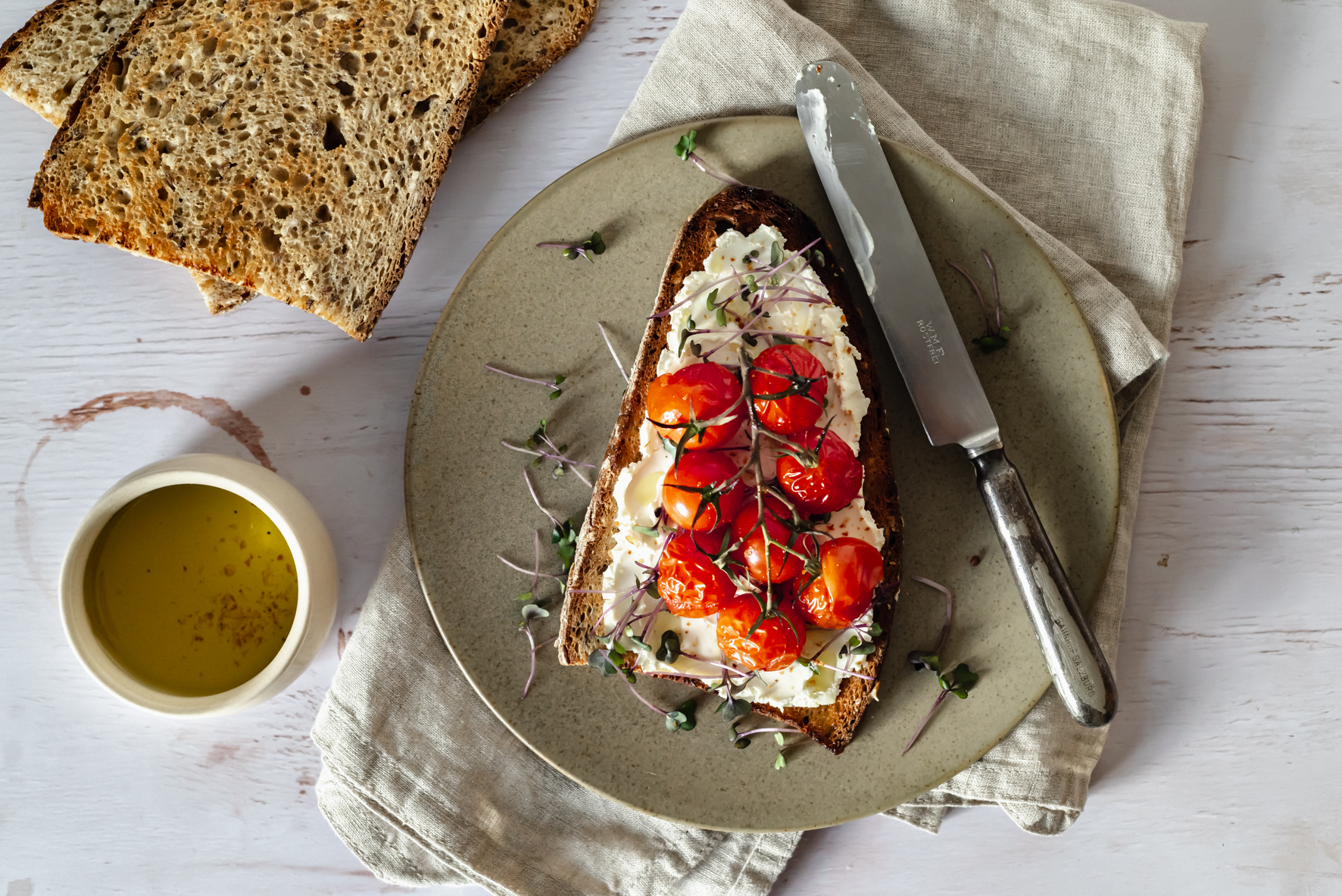 Brot mit Tomaten auf hellem Untergrund