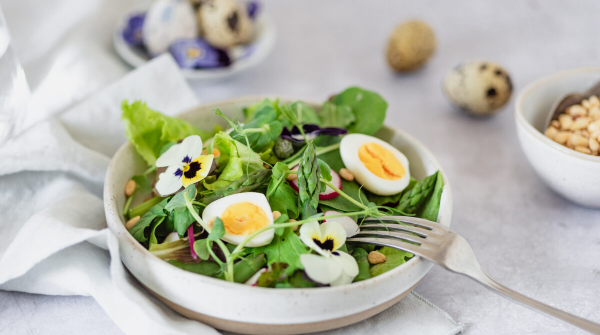 Food Foto Spargelsalat mit Wachteleiern vor hellgrauem Untergrund