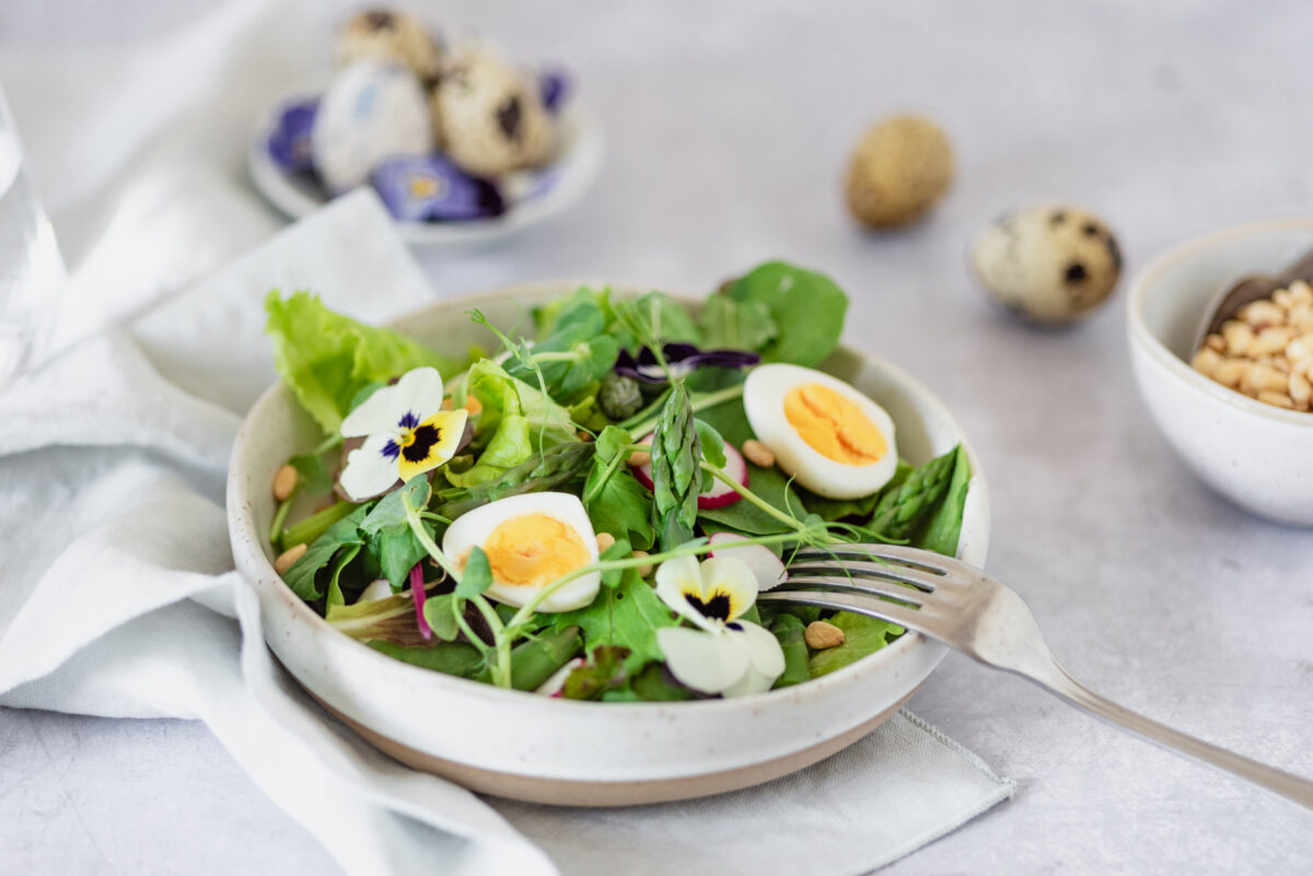Food Foto Spargelsalat mit Wachteleiern vor hellgrauem Untergrund