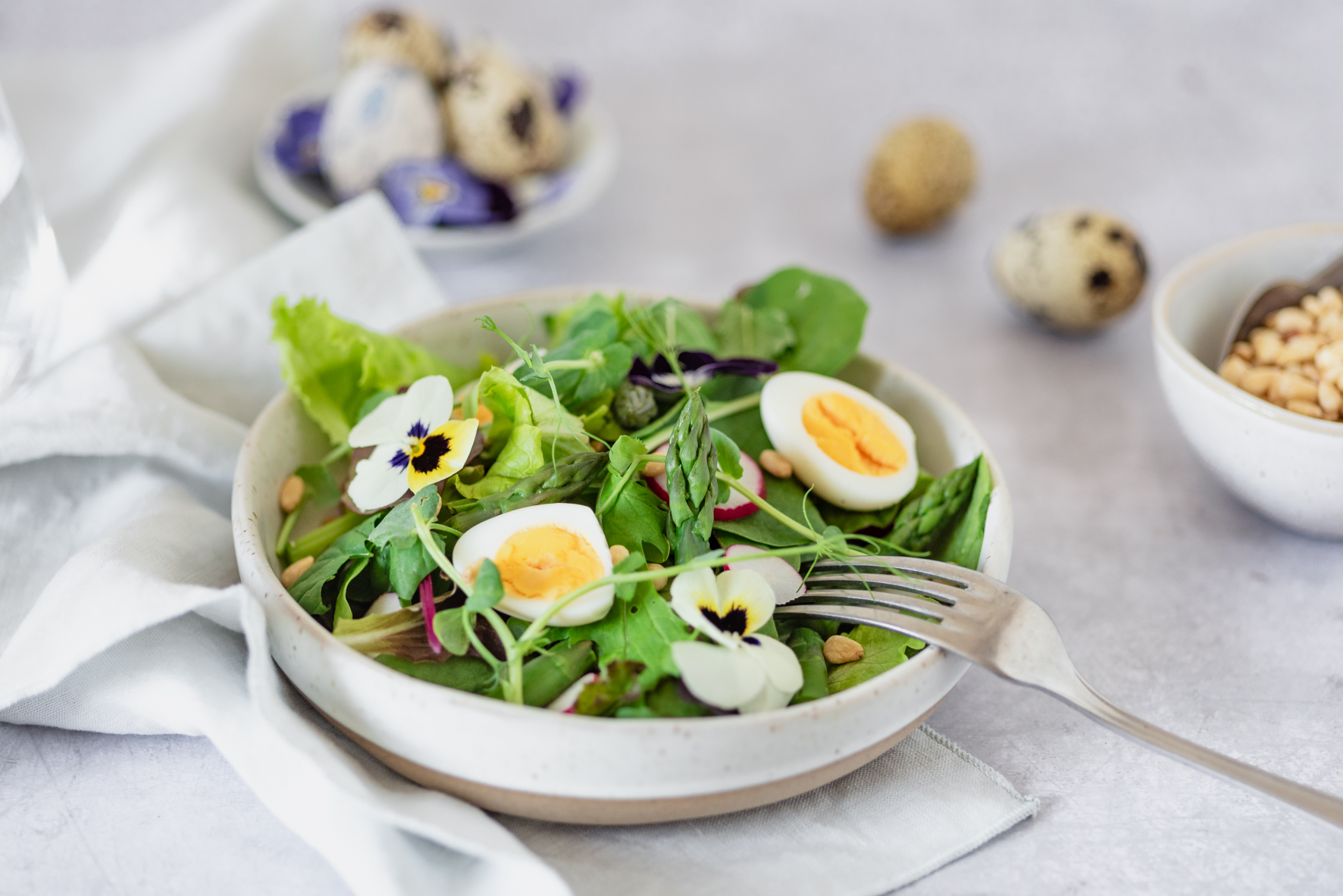 Food Foto Spargelsalat mit Wachteleiern vor hellgrauem Untergrund