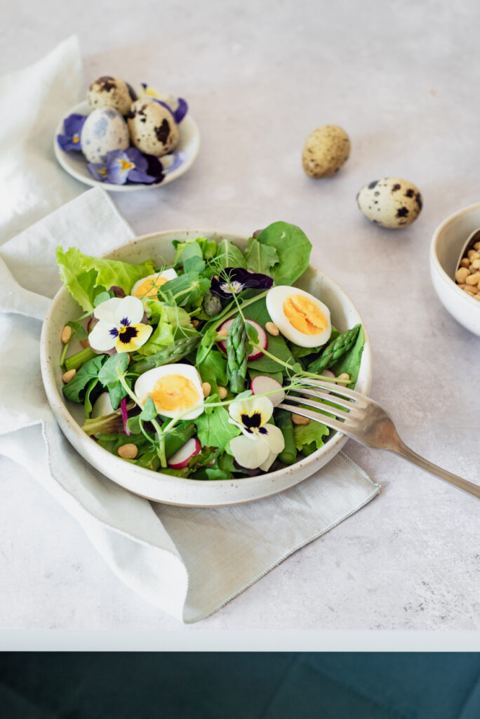 Salat mit Spargel, Eiern und Blüten aus der 45-Grad-Perspektive fotografiert