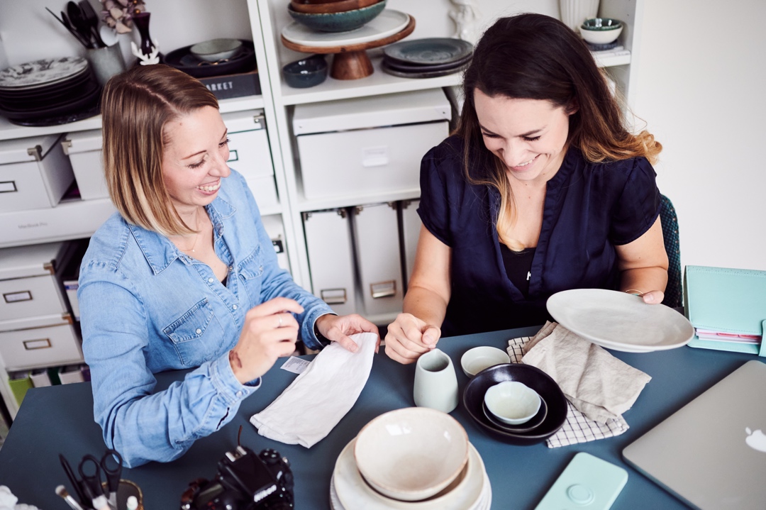 Cornelia und Mriella beim Set Styling