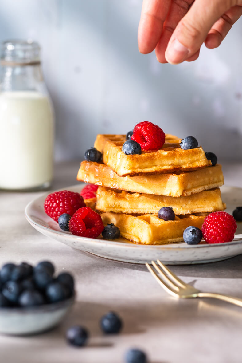 Waffeln mit Beeren durch Food Styling zum Hingucker gemacht