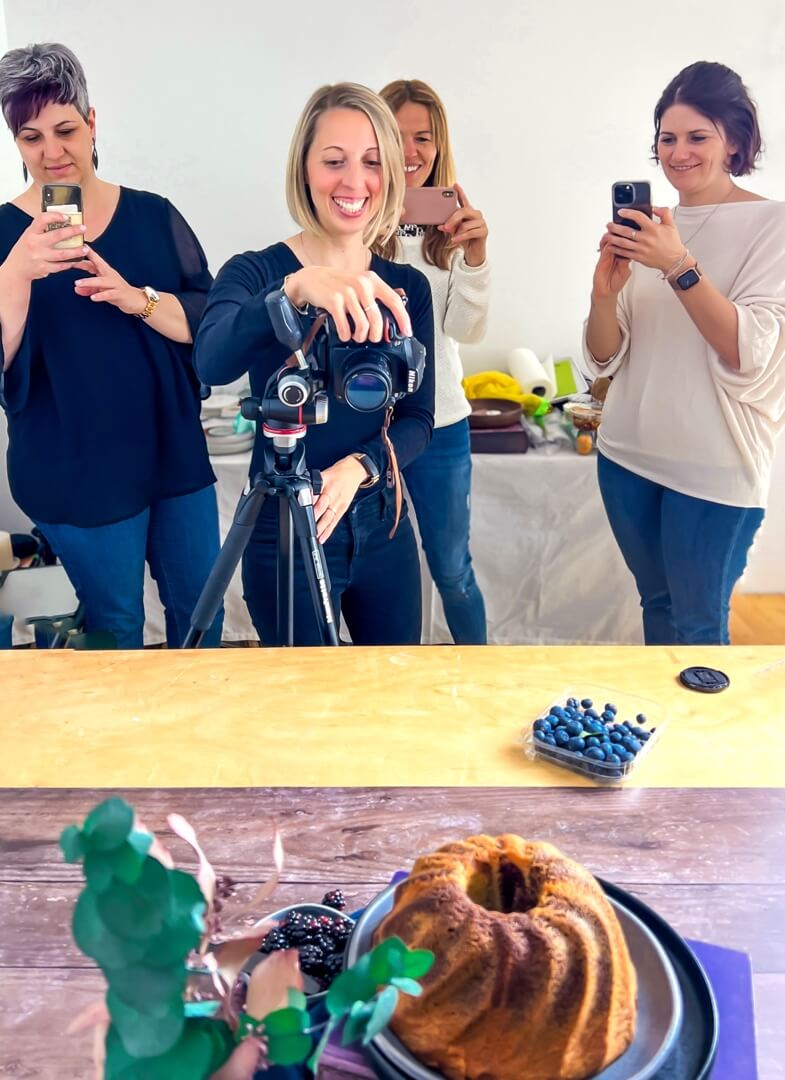 Cornelia fotografiert mit Workshop Teilnehmerinnen