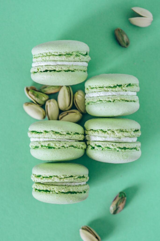 Macarons in monochromer Farbkombination