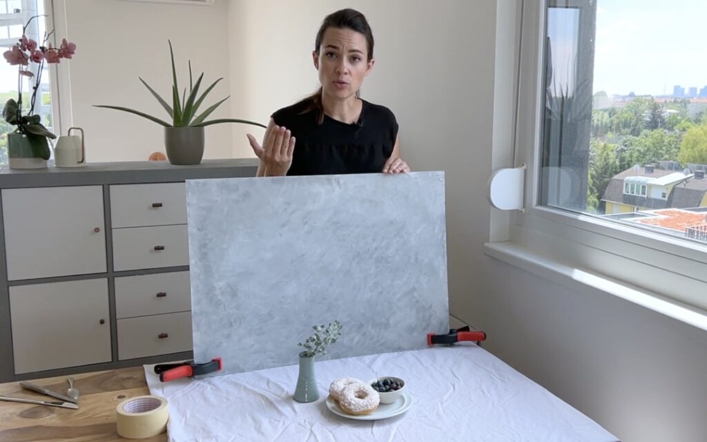 Mariella zeigt wie ein Hintergrund befestigt wird.