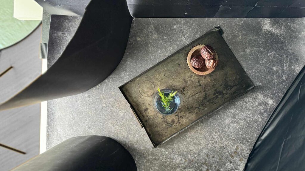 Fotoset mit einem Drink, bei dem Flags genutzt wurden, um das Licht gezielt auf das Glas zu lenken. Ein Abschatter schluckt zusätzlich Licht.