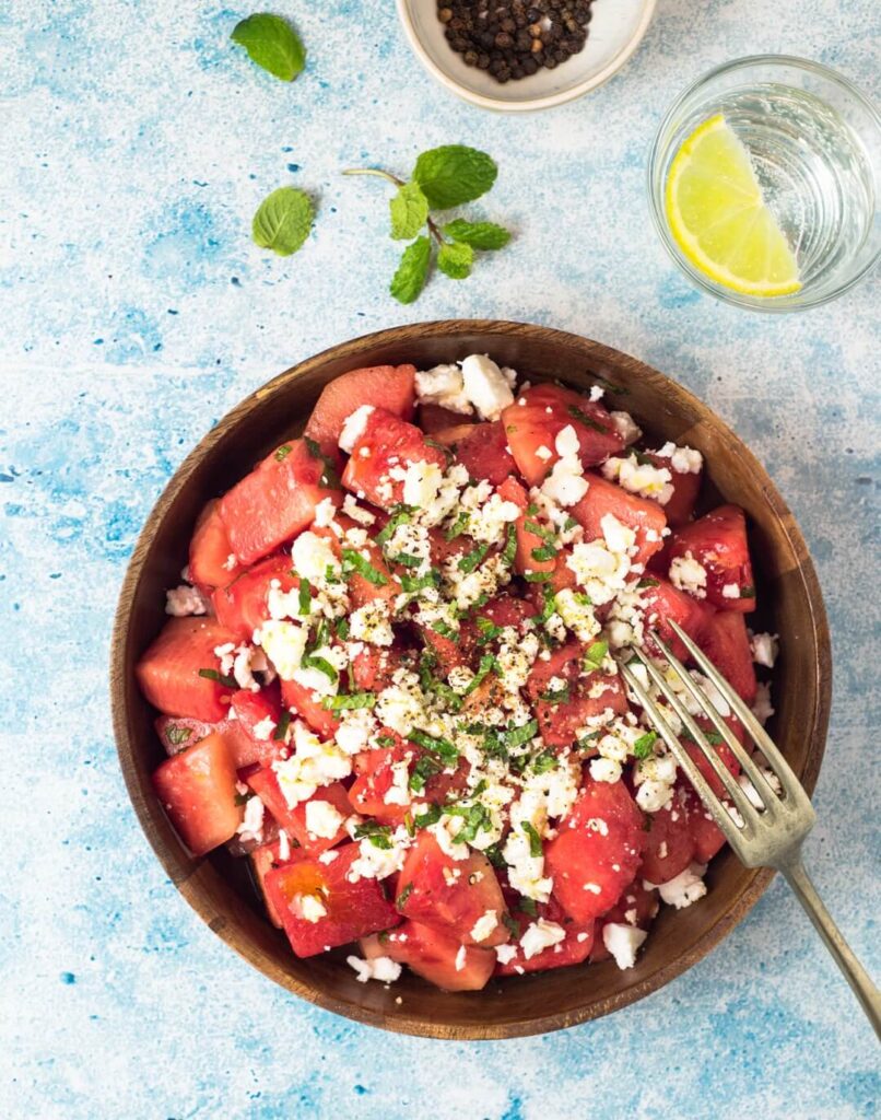 Wassermelonen Salat auf blauem gedruckten Food Fotografie Hintergrund